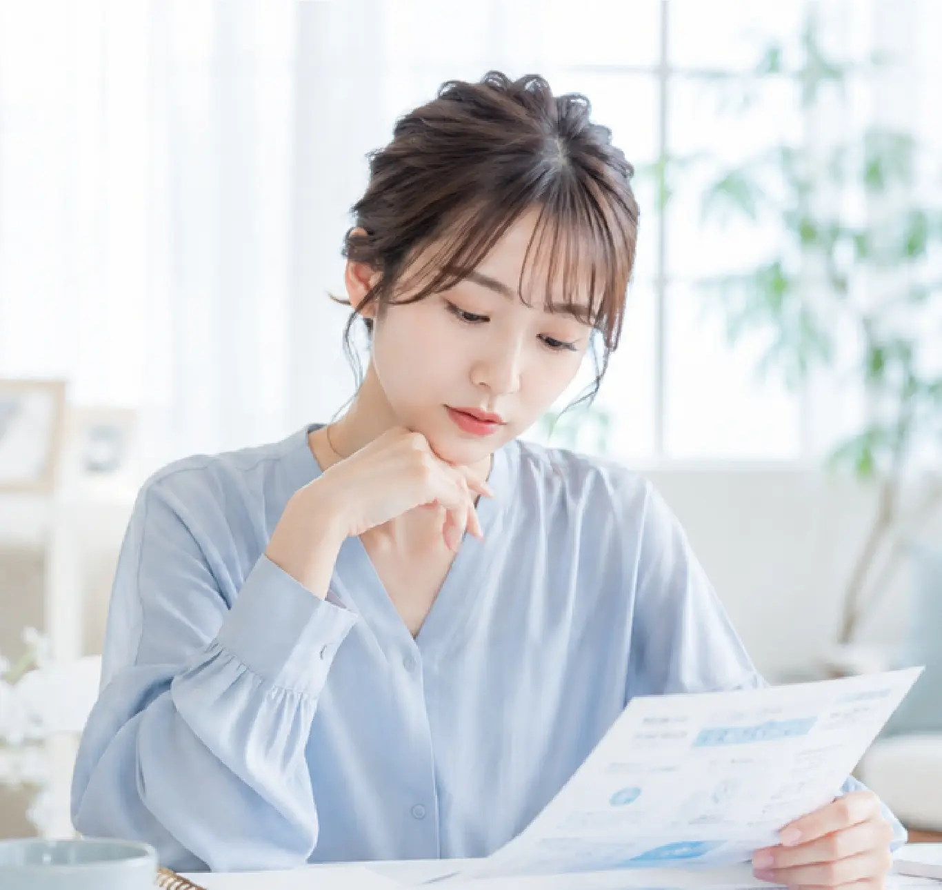 資料を手に取り、自分に合ったライフスタイルや婚活プランについて考える女性