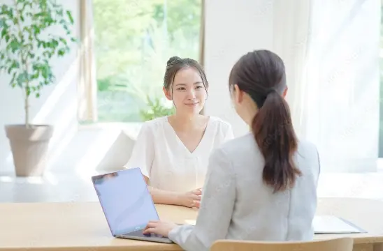 婚活カウンセラーと相談する女性