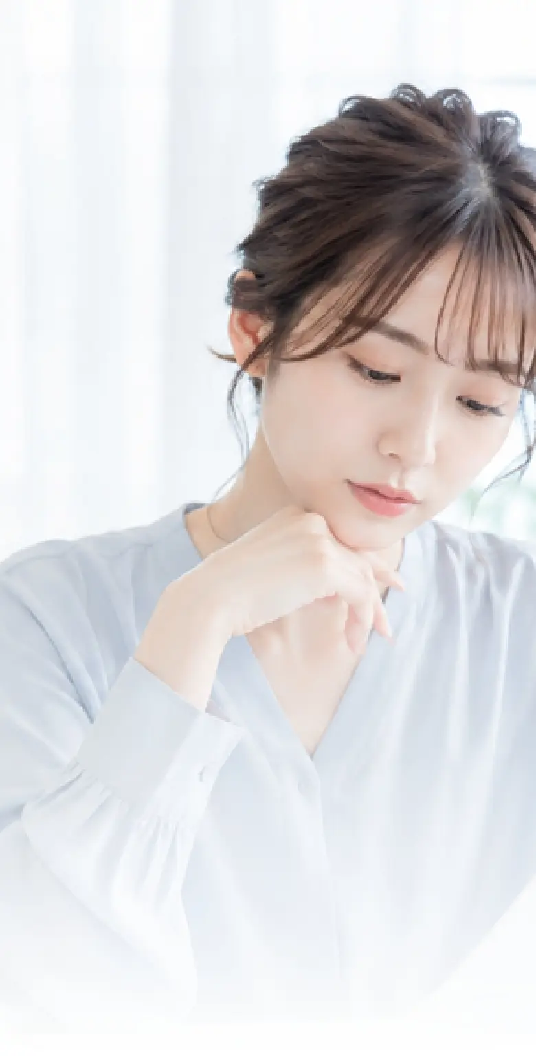 資料を手に取り、自分に合ったライフスタイルや婚活プランについて考える女性