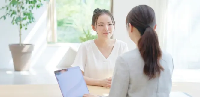 婚活カウンセラーと相談する女性