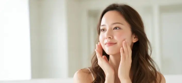 美容ケアで自分磨きをする女性